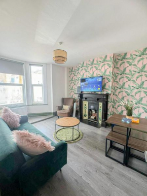 Lovely 2-Bedroom Flat with indoor fireplace in Shepherds Bush, near White City